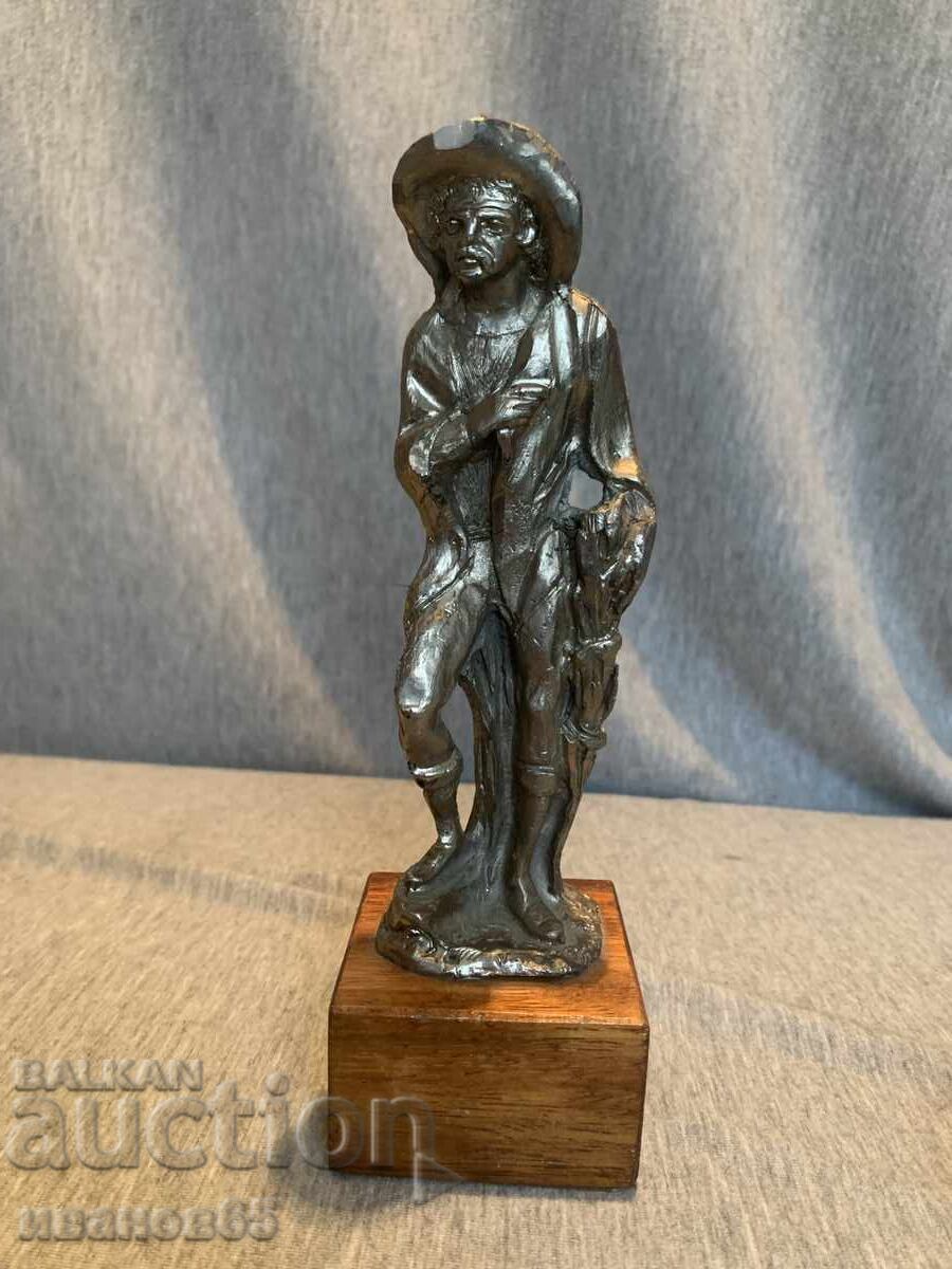 Statuetă veche de cositor a unui om cu pălărie pe un suport de lemn