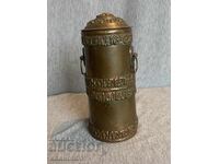 Παλιό ορειχάλκινο δοχείο κουτί