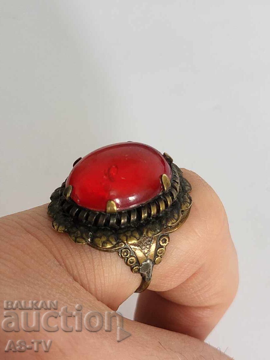 Licitație Inel vechi cu piatră roșie Licitație Inel vechi cu piatră roșie