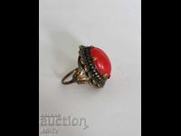 Inel vechi cu piatră roșie