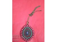 Αρχαίο κολιέ με πέτρες