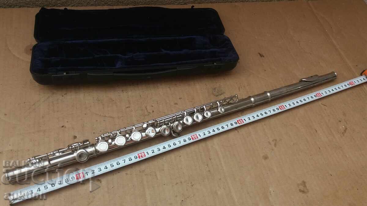 Flaut argintat în cutie cu preț € 119.99 | 234.68 BGN