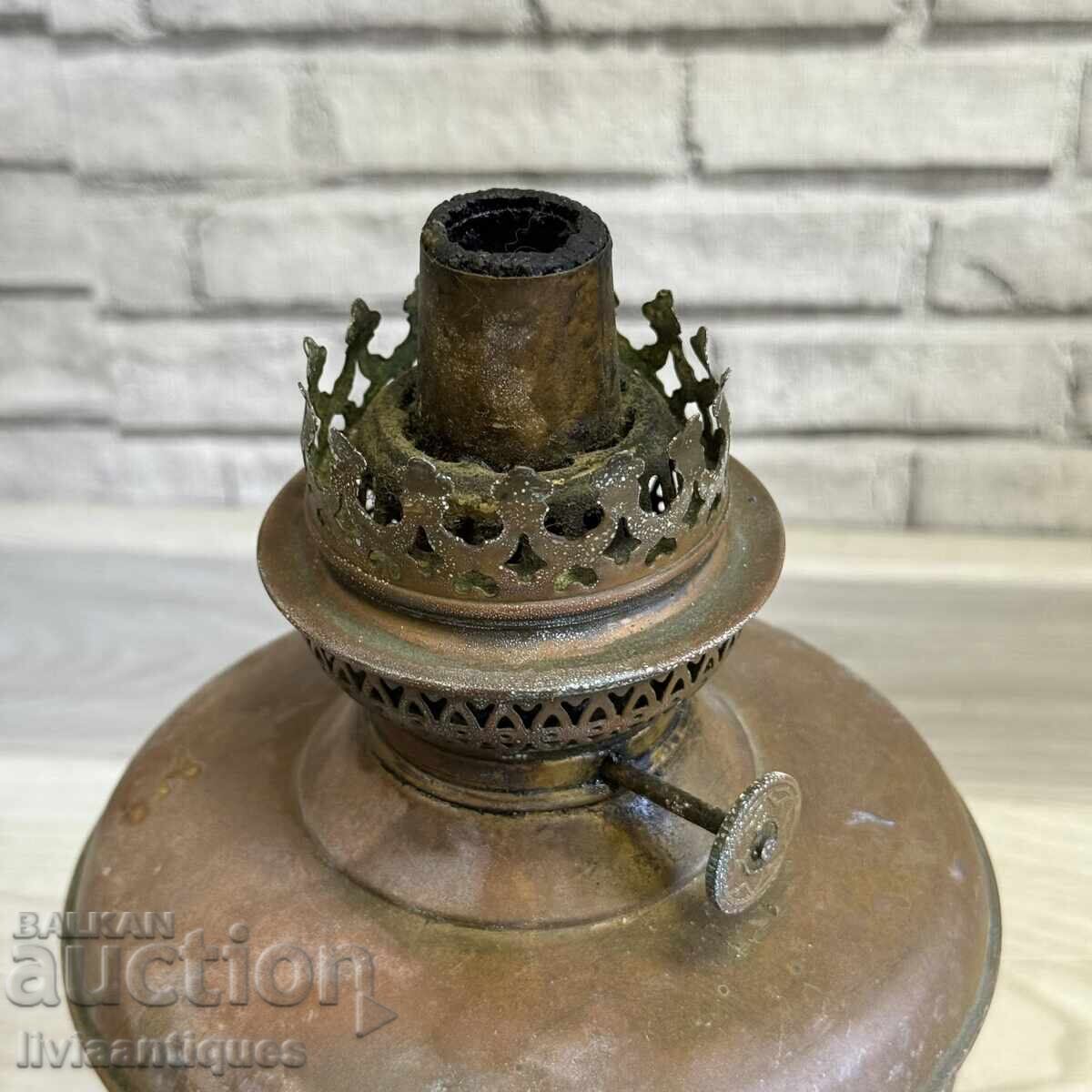 Lampă clasică frumoasă, cu formă distinctivă cu preț € 40.00 | 78.23 BGN