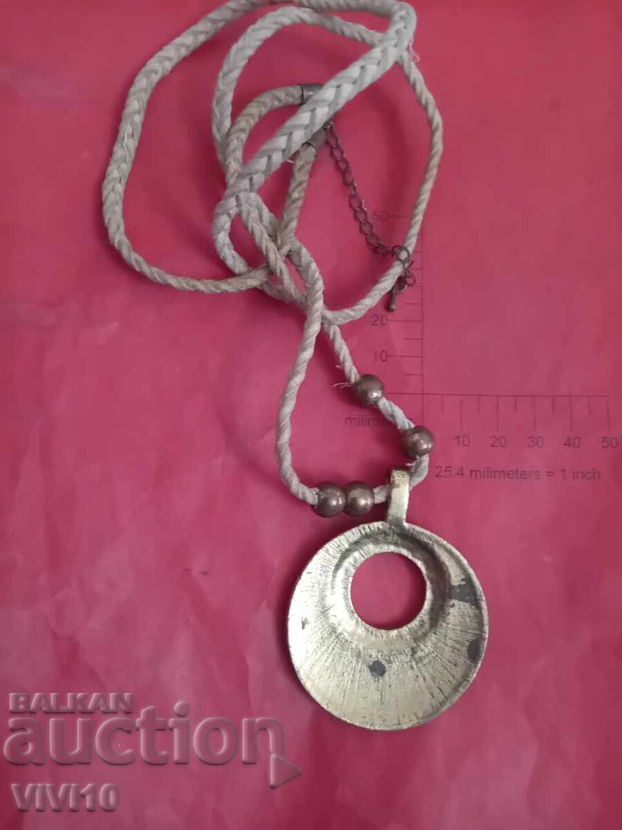 Colier vechi cu email și pietre cu preț € 15.00 | 29.34 BGN