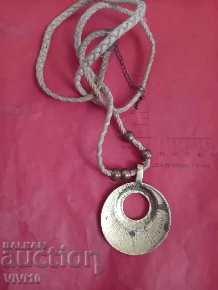 Colier vechi cu email și pietre cu preț € 15.00 | 29.34 BGN