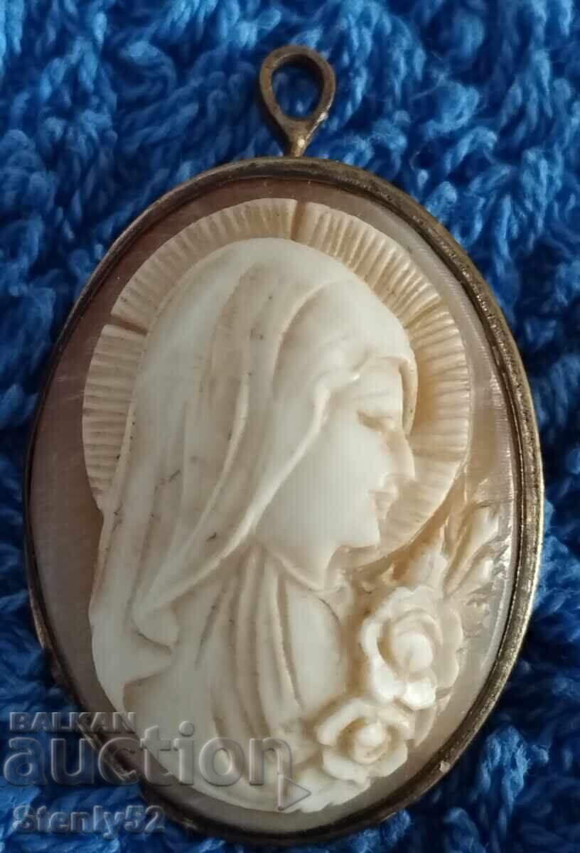 Auction  Ivory medallion-brooch with a silver-plated chain