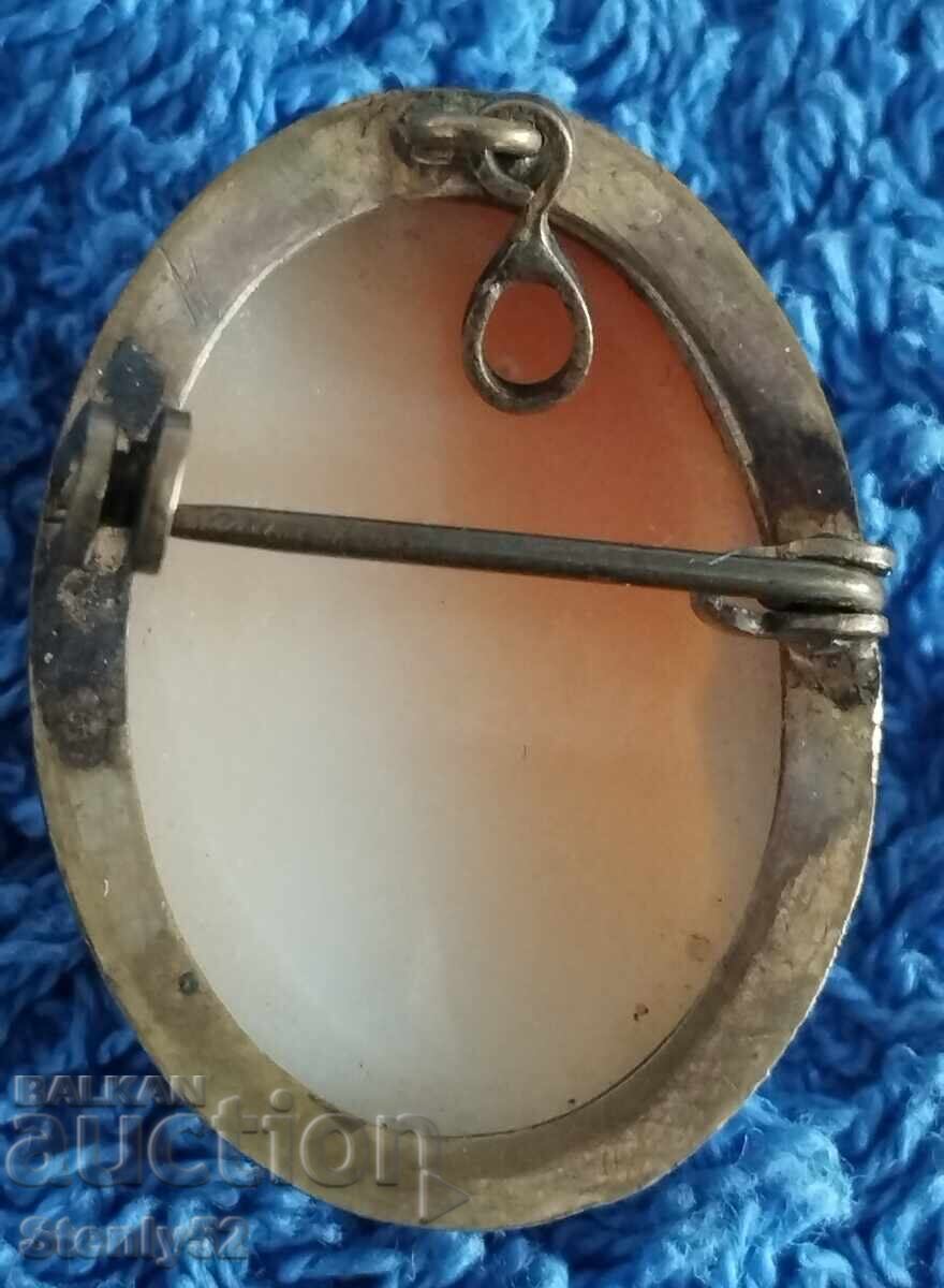 Delivery of Ivory medallion-brooch with a silver-plated chain