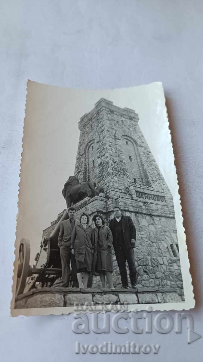 Fotografie Bărbați și femei în fața monumentului Shipka 1964