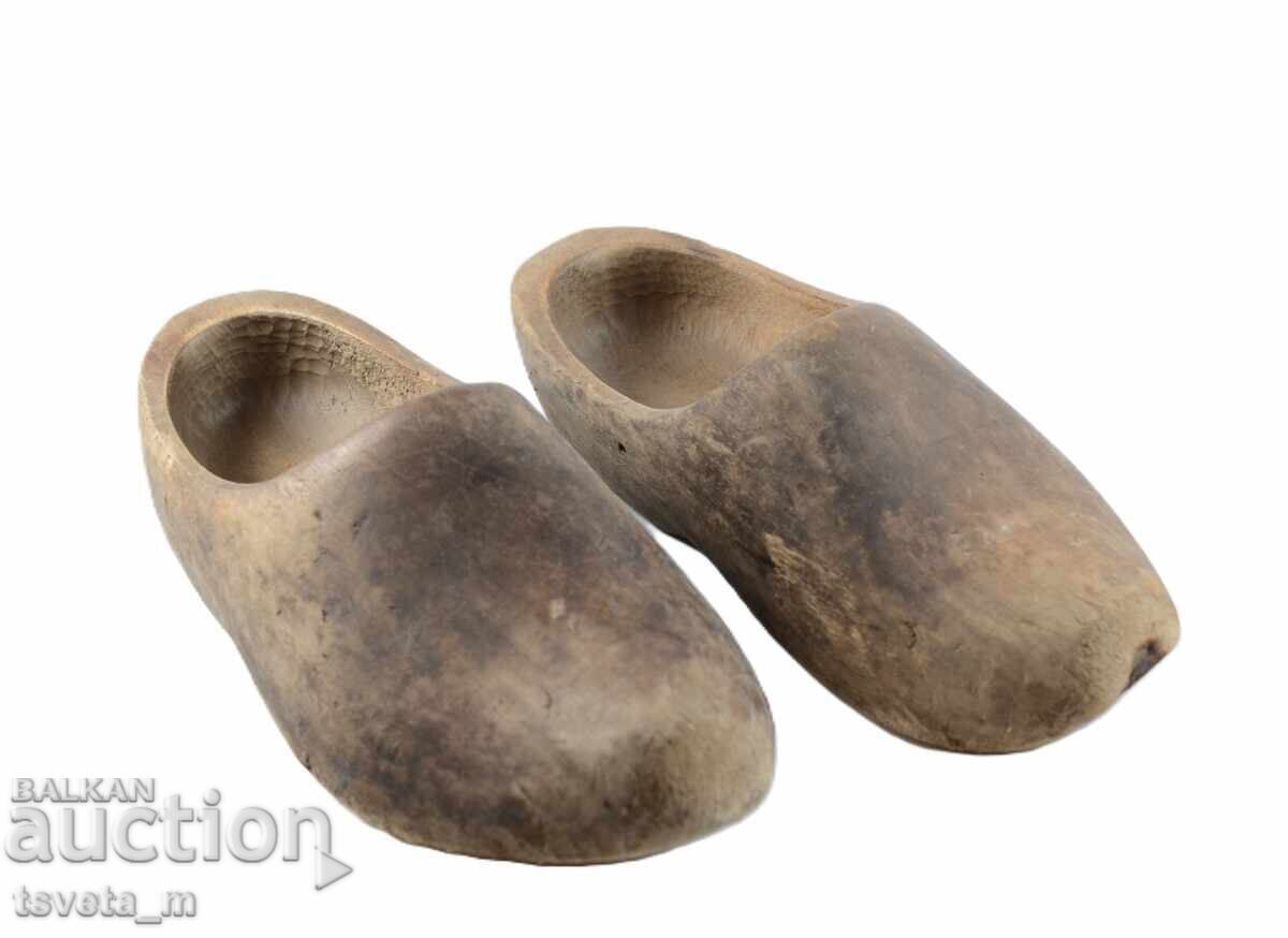 Традиционни холандски дървени обувки кломпен с цена € 12.00 | 23.47 лв.