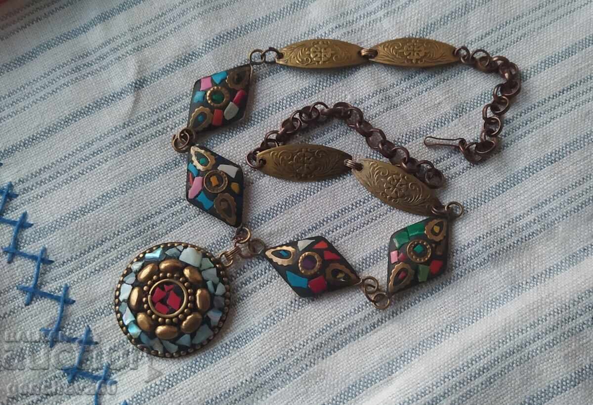 Παλιό κολιέ με μωσαϊκά στοιχεία από ορείχαλκο