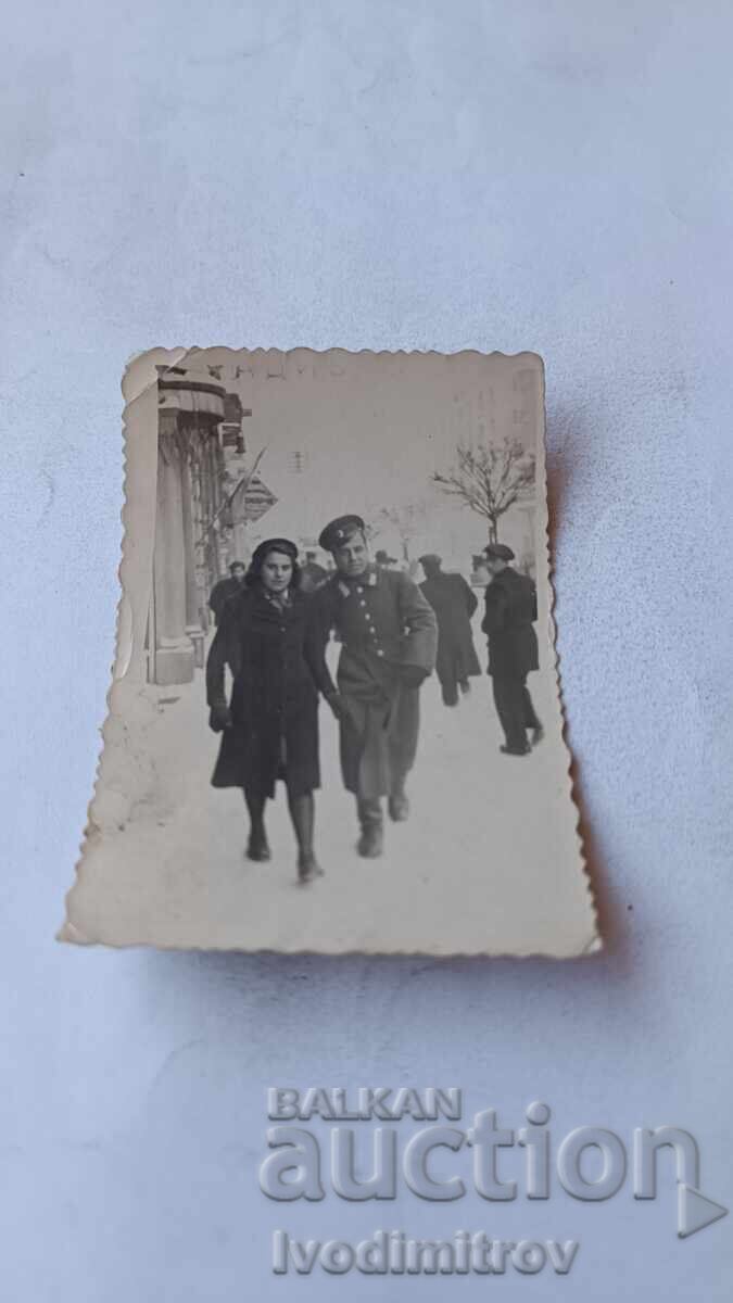 Fotografie Sofia Ofițer și femeie la plimbare iarna