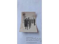 Φωτογραφία Σόφιας: Αξιωματικός και γυναίκα σε χειμερινή βόλτα