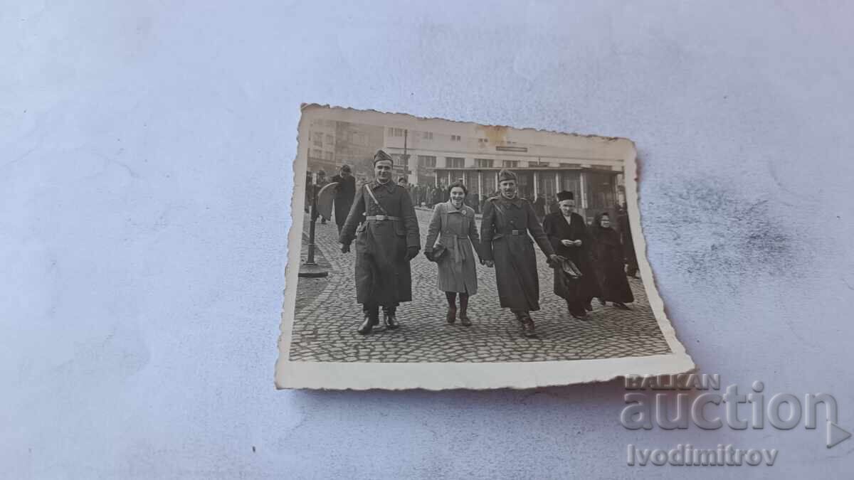 Φωτογραφία Σόφιας: Δύο αξιωματικοί και γυναίκα σε βόλτα