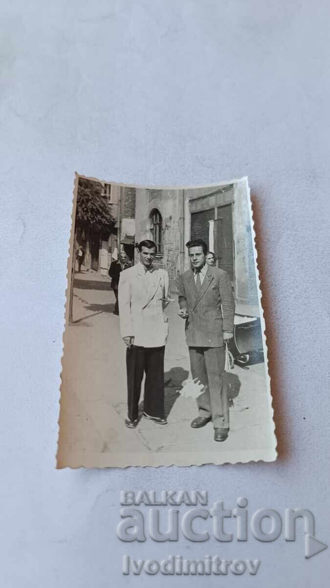 Foto Sofia Doi bărbați pe trotuar Foto Sofia Doi bărbați pe trotuar