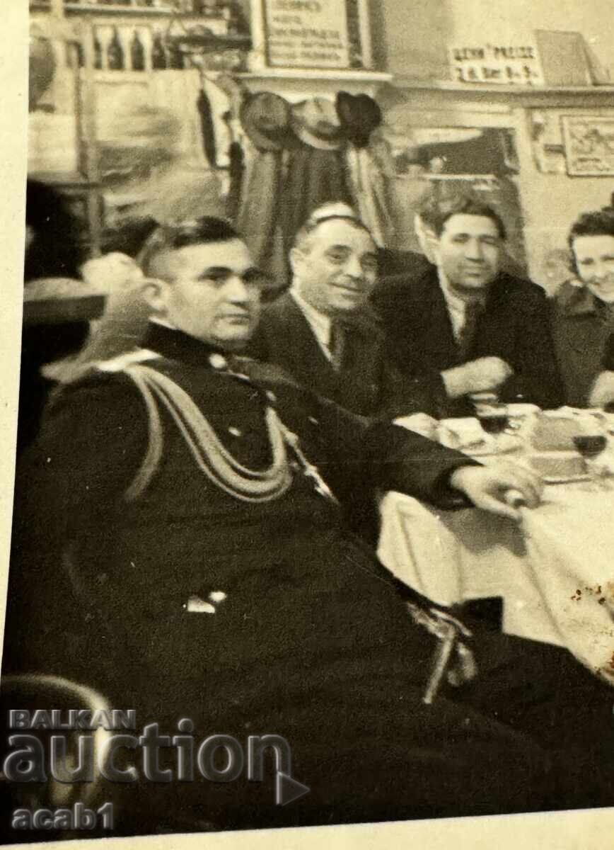 Ofițer la cină în restaurant