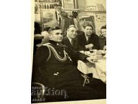 Αξιωματικός για δείπνο σε εστιατόριο