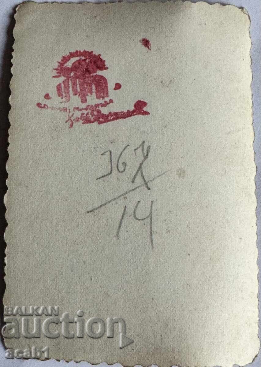 Eleganți pe pavajele galbene cu preț € 3.99 | 7.80 BGN