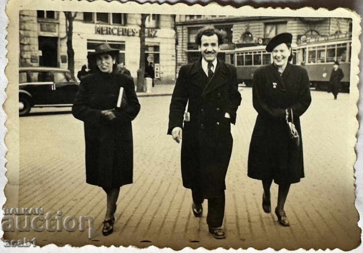 Eleganți pe pavajele galbene