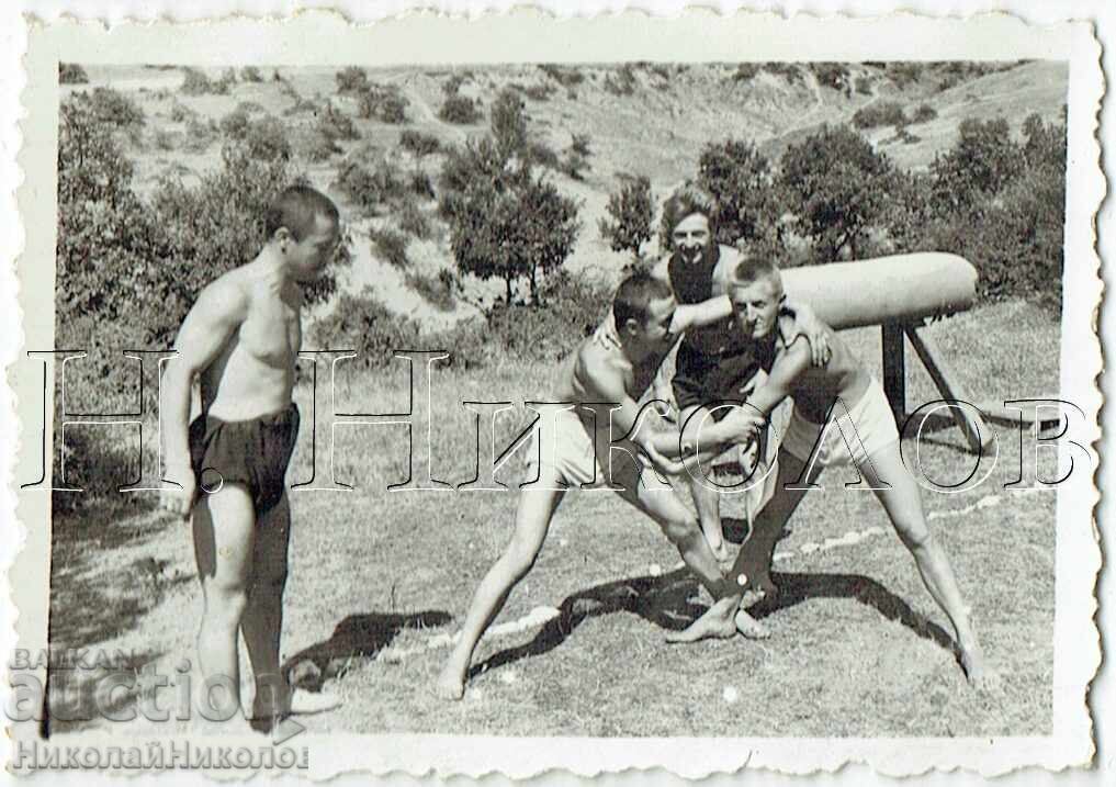 1956 FOTOGRAFIE MICĂ VECHE VACAREL SOLDATI LUPTĂ ZH308
