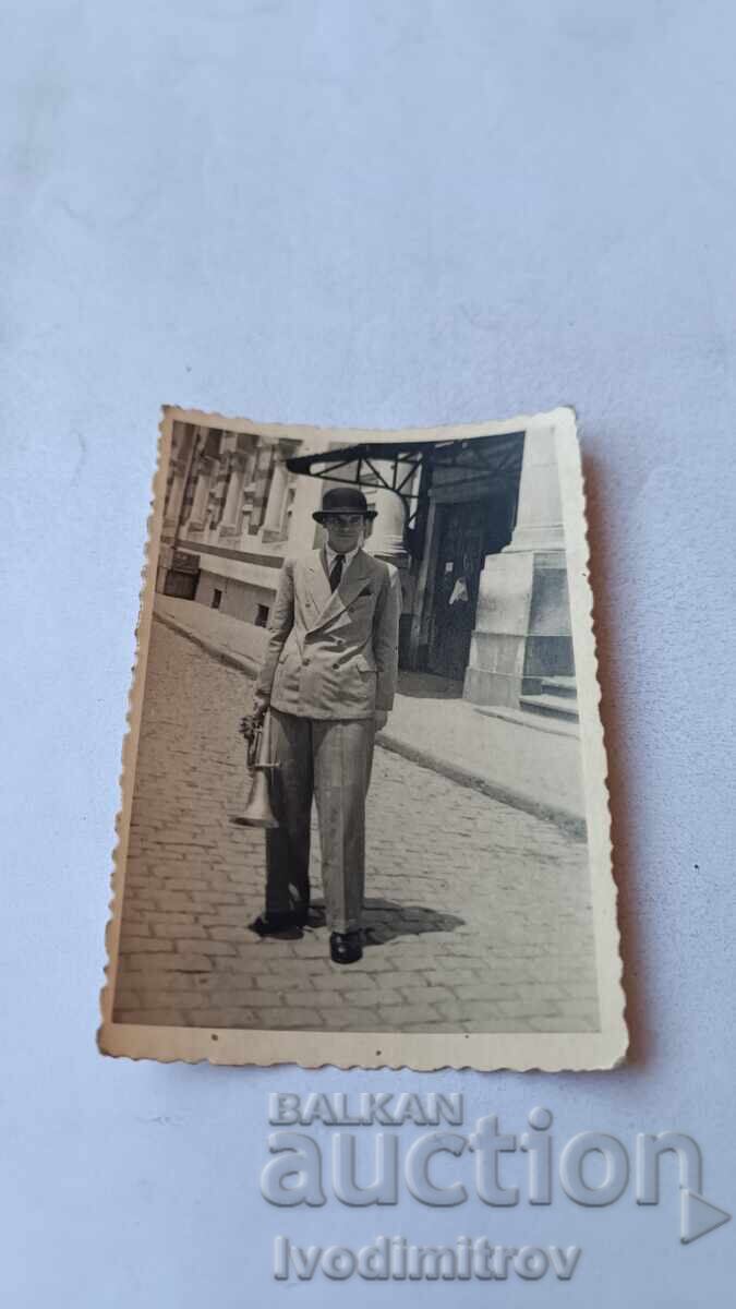 Fotografie Sofia Bărbat cu instrument muzical de suflat pe stradă