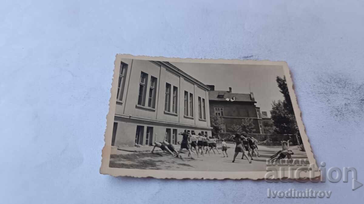 S-ka Sofiya Μαθητές σε ώρα γυμναστικής στην αυλή του σχολείου 1942