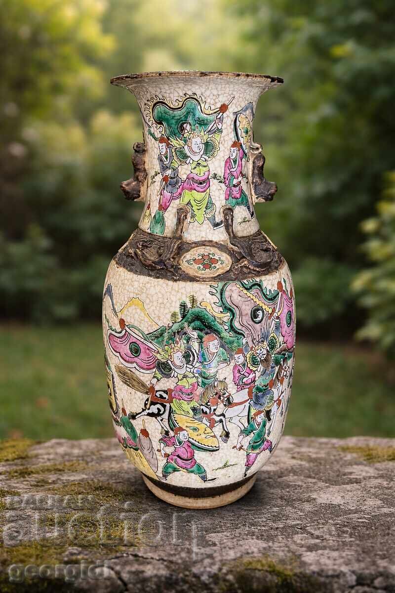 Chinese Nanking porcelain vase from the Qing dynasty. No. 7926