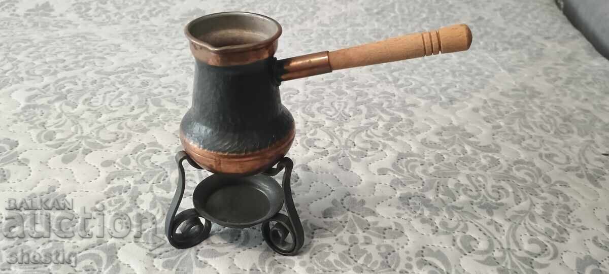 Ofer un ibric de cupru nou, lucrat manual și nefolosit
