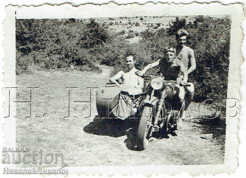 1956 FOTOGRAFIE MICĂ VECHE TABĂRĂ MILITARĂ VAKAREL MOTOR CU COȘ J31 1956 FOTOGRAFIE MICĂ VECHE TABĂRĂ MILITARĂ VAKAREL MOTOR CU COȘ J31