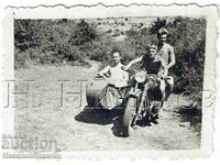 1956 МАЛКА СТАРА СНИМКА ВОЕНЕН ЛАГЕР ВАКАРЕЛ МОТОР С КОШ Ж31