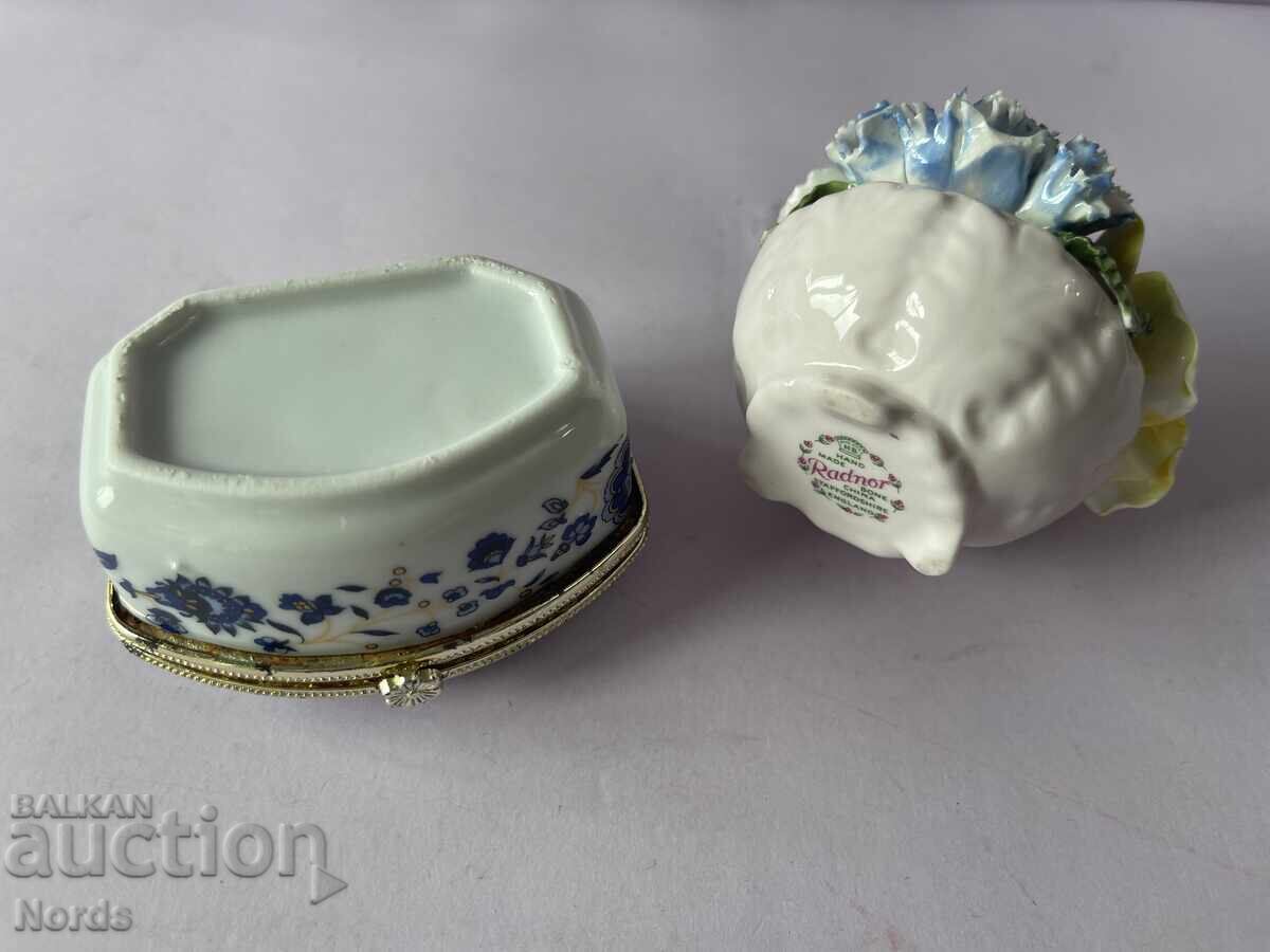 Auction  Jewelry and a small vase with flowers