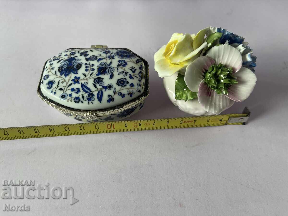 Delivery of Jewelry and a small vase with flowers