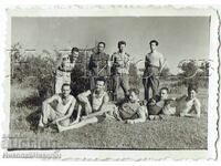 1956 МАЛКА СТАРА СНИМКА ВАКАРЕЛ ВОЕННИ В ПОЧИВКА Ж313