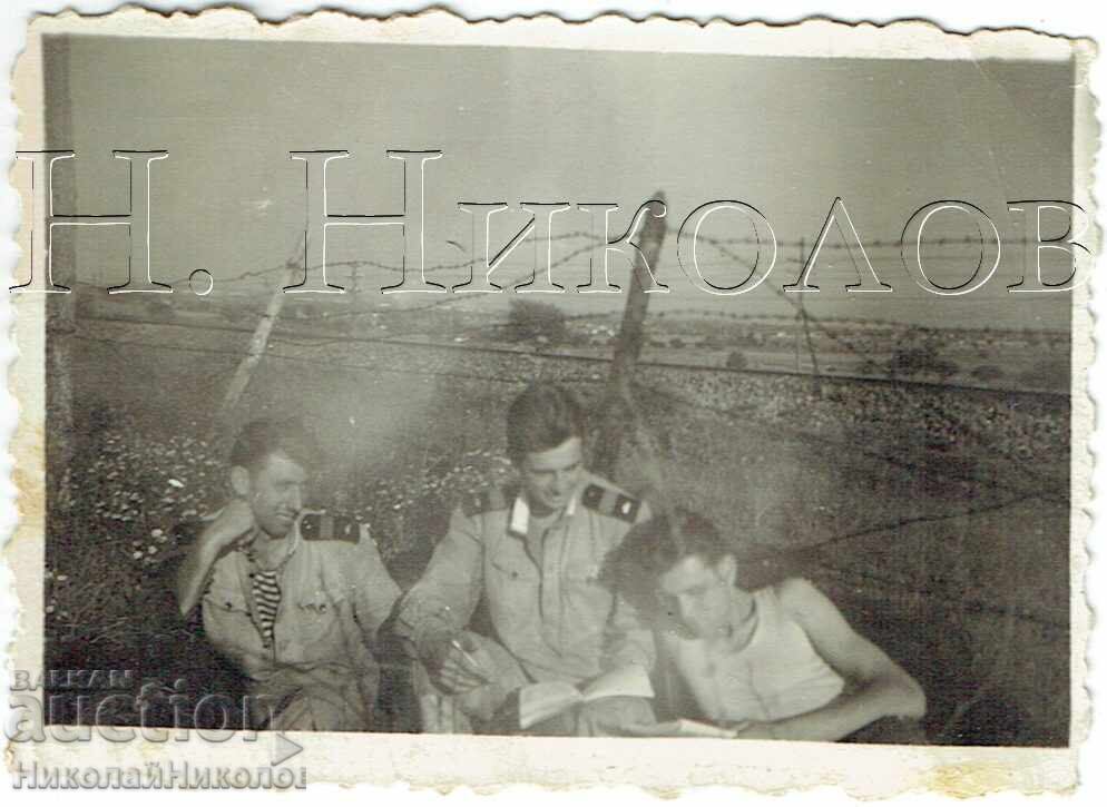 1956 FOTOGRAFIE MICĂ VECHE SOFIA MILITARI ÎN PAUZĂ J314