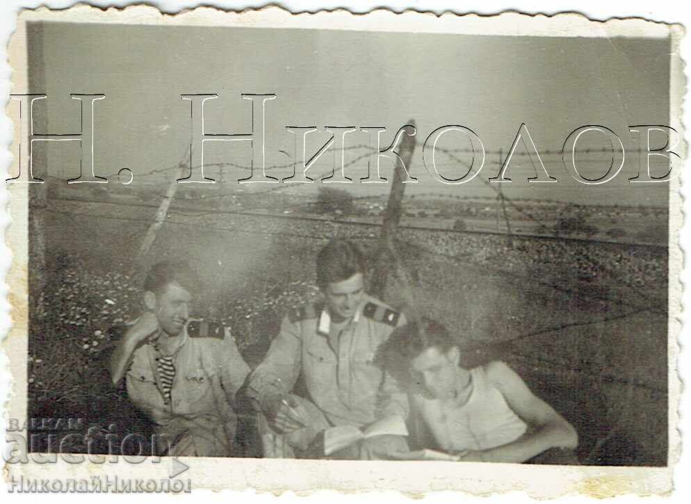 1956 ΜΙΚΡΗ ΠΑΛΙΑ ΦΩΤΟΓΡΑΦΙΑ ΣΟΦΙΑ ΣΤΡΑΤΙΩΤΕΣ ΣΕ ΔΙΑΚΟΠΕΣ ZH314 1956 ΜΙΚΡΗ ΠΑΛΙΑ ΦΩΤΟΓΡΑΦΙΑ ΣΟΦΙΑ ΣΤΡΑΤΙΩΤΕΣ ΣΕ ΔΙΑΚΟΠΕΣ ZH314
