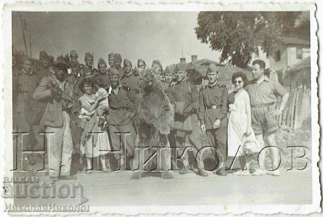 MICĂ POZĂ VECHE CIRC MILITAR ȚIGAN CU URS J316