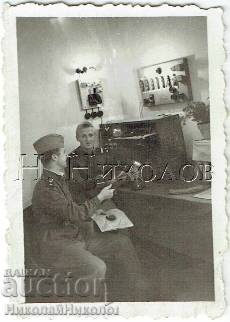 1956 FOTOGRAFIE MICĂ VECHE SOFIA GRAMOFON MILITAR ZH320