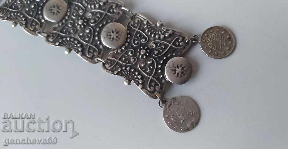 Licitație Bijuterie de saș de renaștere cu două monede otomane Licitație Bijuterie de saș de renaștere cu două monede otomane