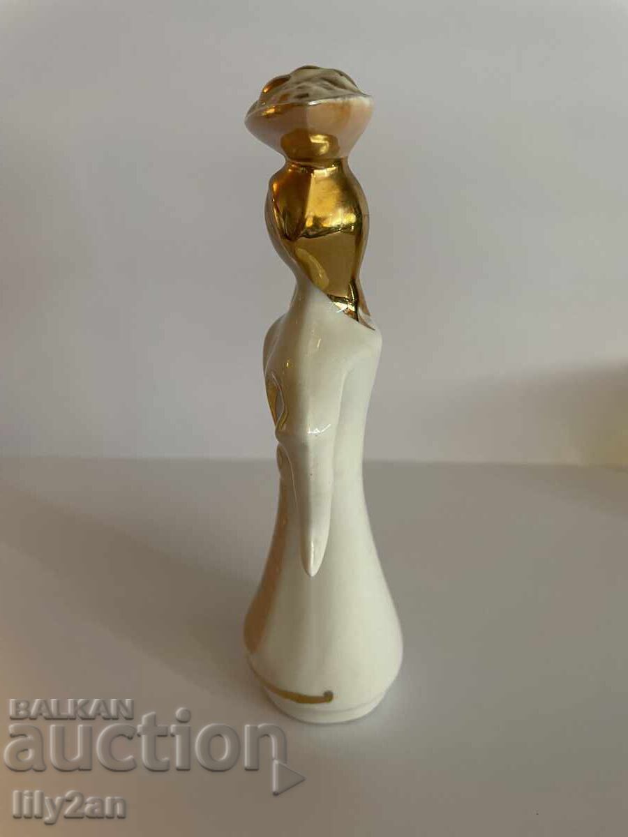 Figurină din porțelan cu motiv folcloric cu preț € 20.00 | 39.12 BGN