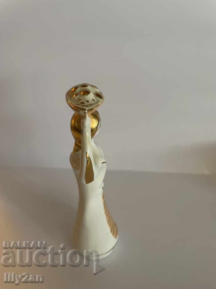Licitație Figurină din porțelan cu motiv folcloric
