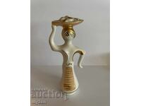 Πορσελάνινο ειδώλιο κοπέλας με φολκλορικό μοτίβο