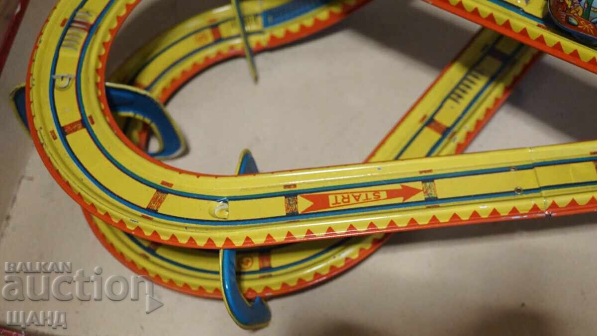 PIESĂ VECHE DE METAL UNGARĂ, JUCĂRIE, PISTĂ, TREN CU CUTIE - 5