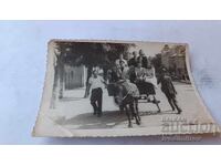 Снимка София Мъже и жени с каруца на улицата