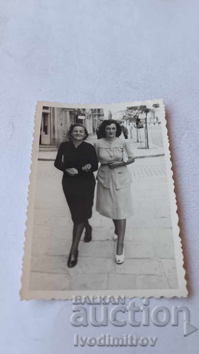 Φωτογραφία Σοφία Δύο νεαρές γυναίκες σε έναν περίπατο