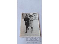 Φωτογραφία Σοφία Δύο νεαρές γυναίκες σε έναν περίπατο