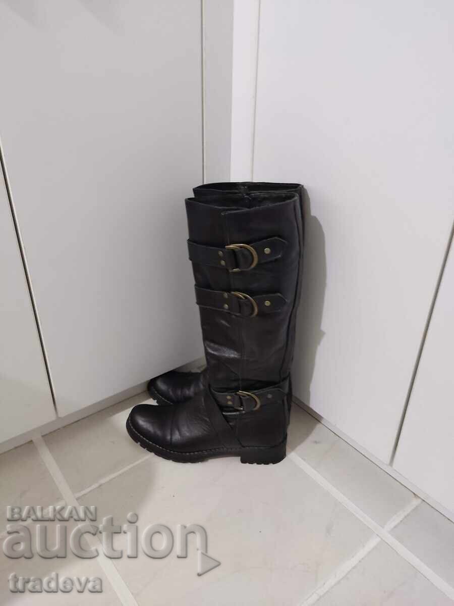 Vând cizme negre de damă din piele naturală