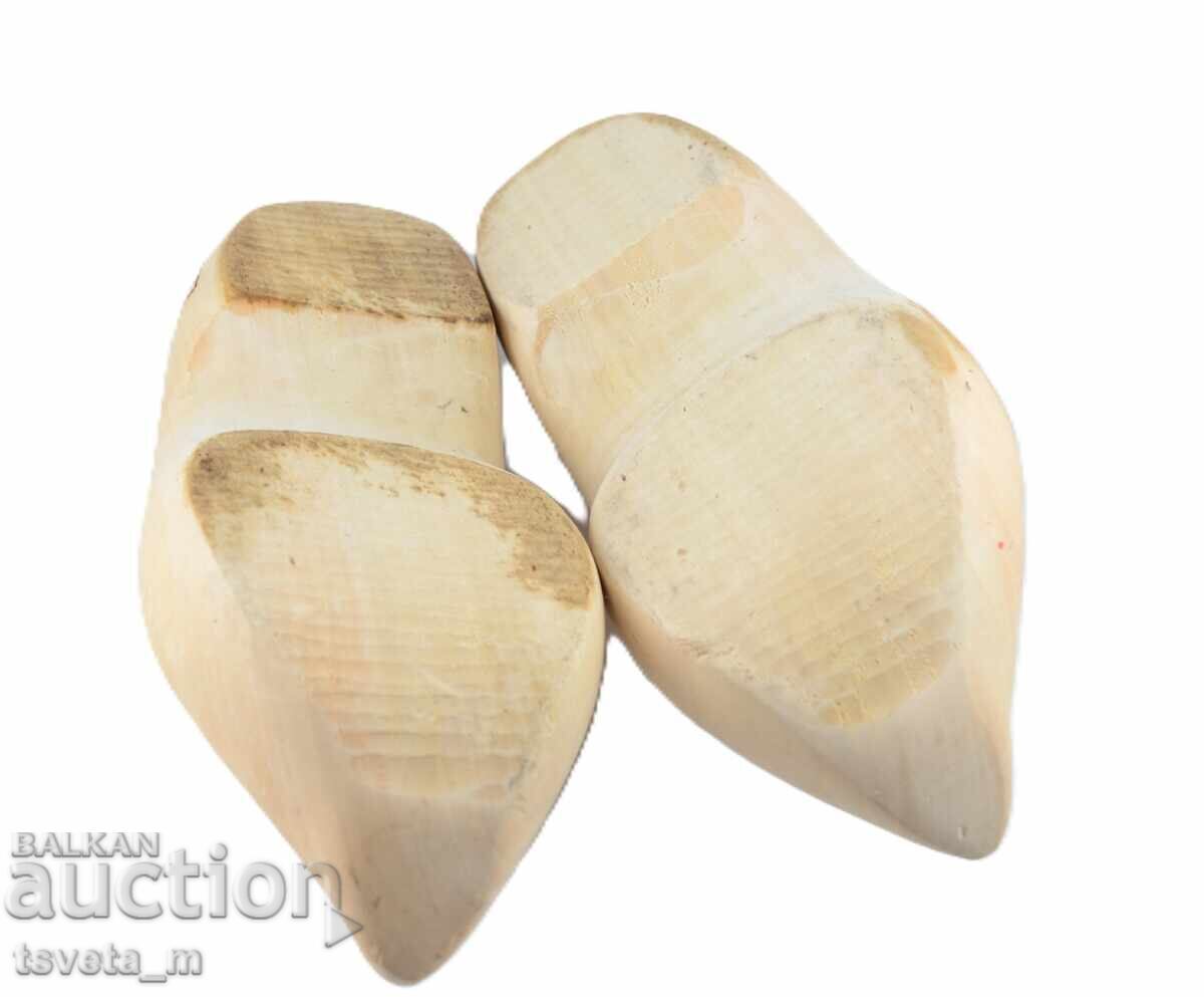 Παράδοση Παραδοσιακά ολλανδικά ξύλινα τσόκαρα κλόμπεν σαμπό