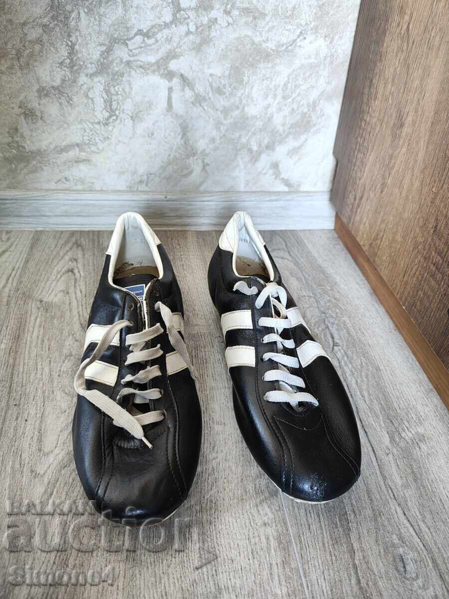 Ретро футболни бутонки „СТАДИОН“ Габрово с цена € 20.00 | 39.12 лв.