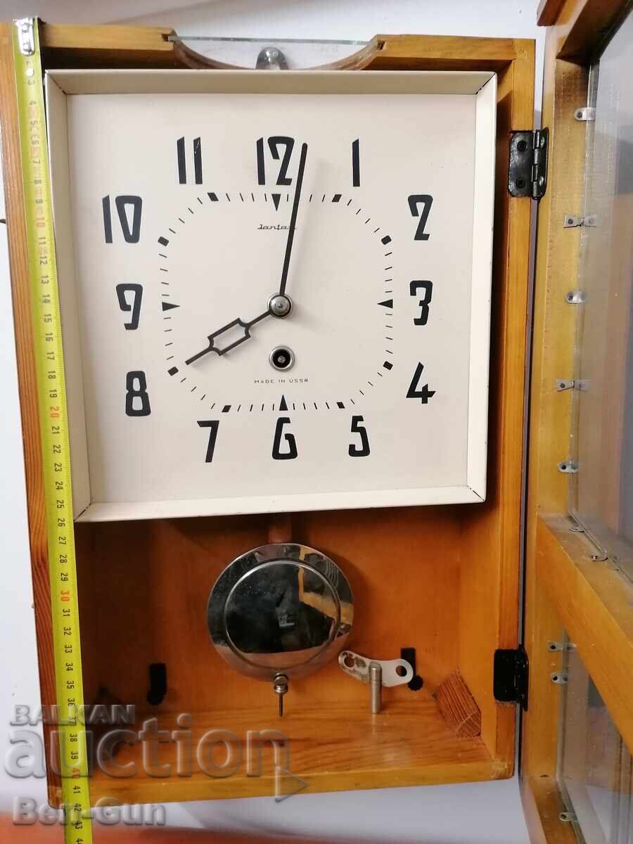 Μηχανικό ρολόι τοίχου