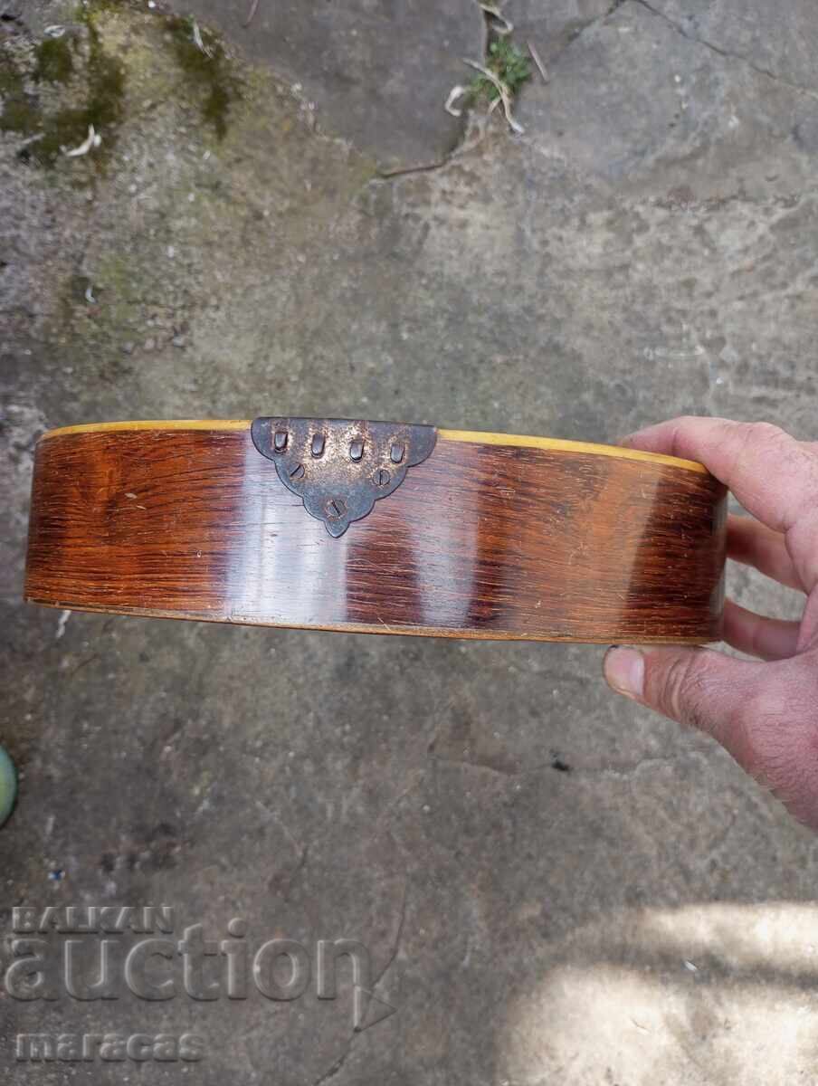 Livrarea Mandolină veche din lemn Livrarea Mandolină veche din lemn