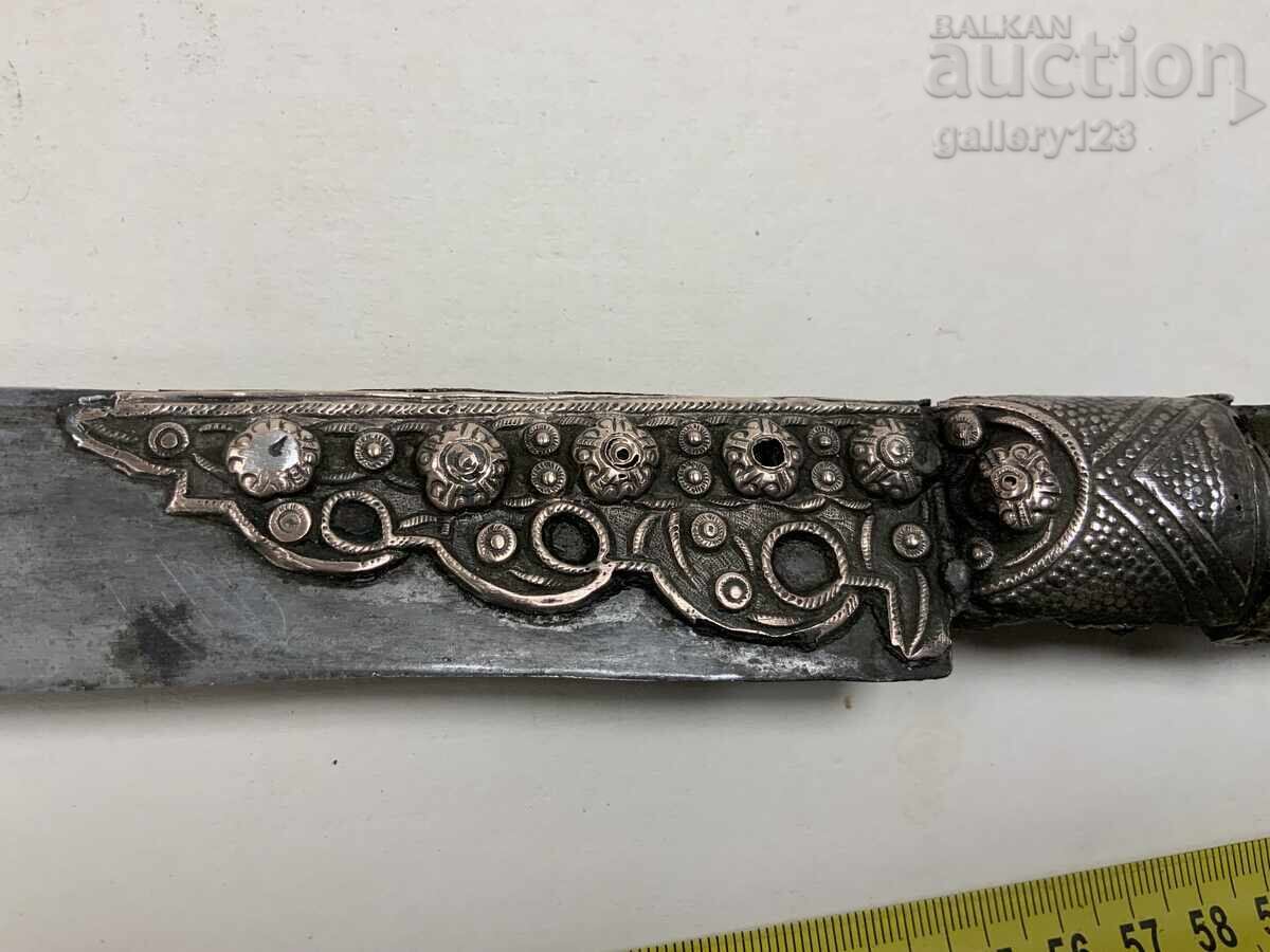 Δημοπρασία Γιαταγάνι αιχμή με επένδυση σφυρήλατου ασημιού, διακοσμημένο